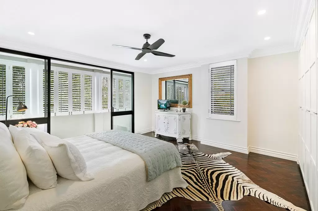 1/44 Woodroffe Avenue, Main Beach Sold by  - image 1