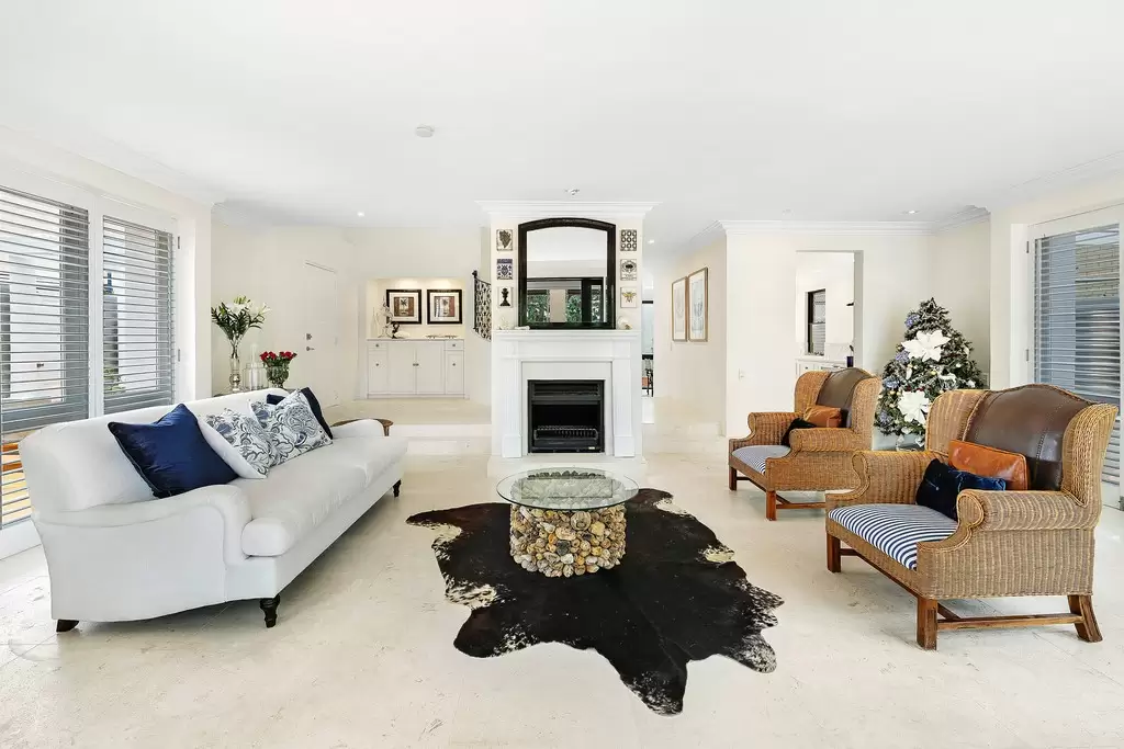 1/44 Woodroffe Avenue, Main Beach Sold by  - image 1