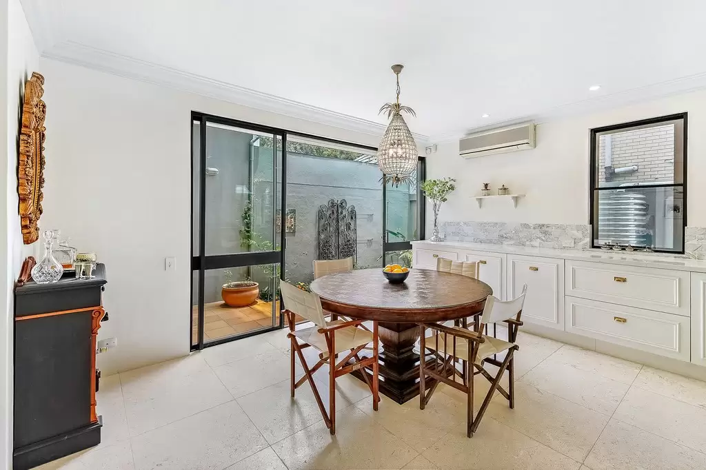 1/44 Woodroffe Avenue, Main Beach Sold by  - image 1