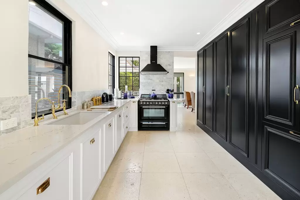 1/44 Woodroffe Avenue, Main Beach Sold by  - image 1