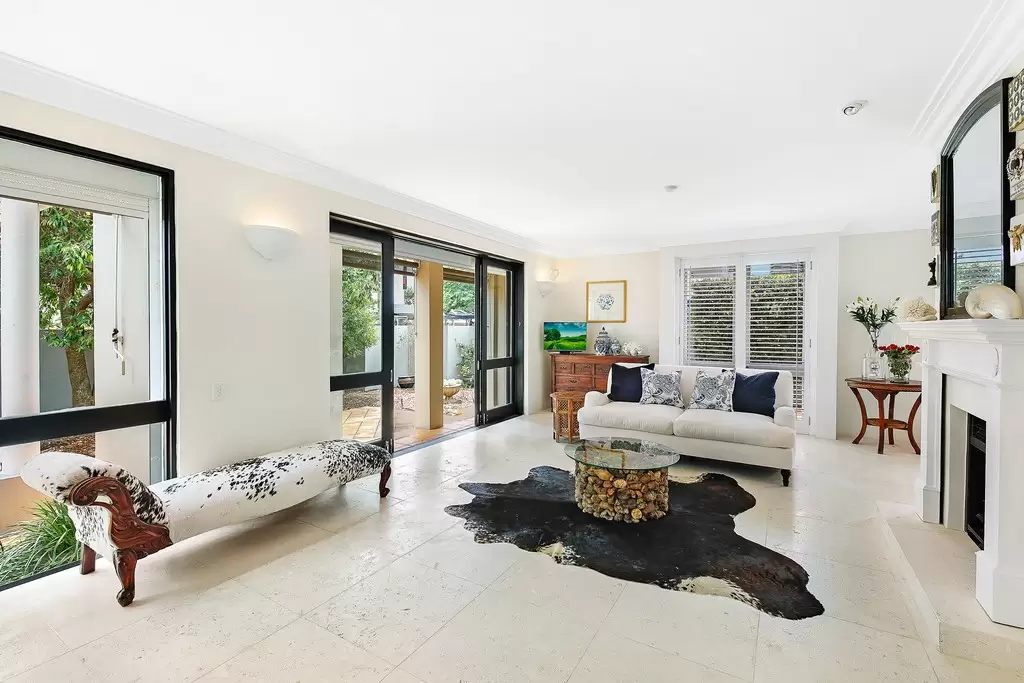 1/44 Woodroffe Avenue, Main Beach Sold by  - image 1