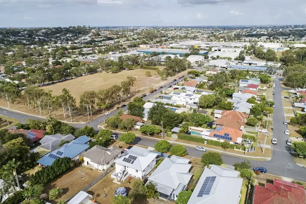 18 McCawley Street, Stafford Sold by Queensland Sotheby's International Realty - image 1