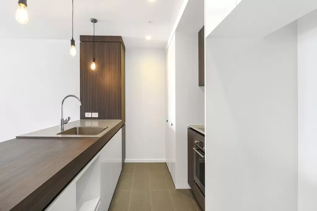 20/31 Queensland Avenue, Broadbeach Leased by  - image 1