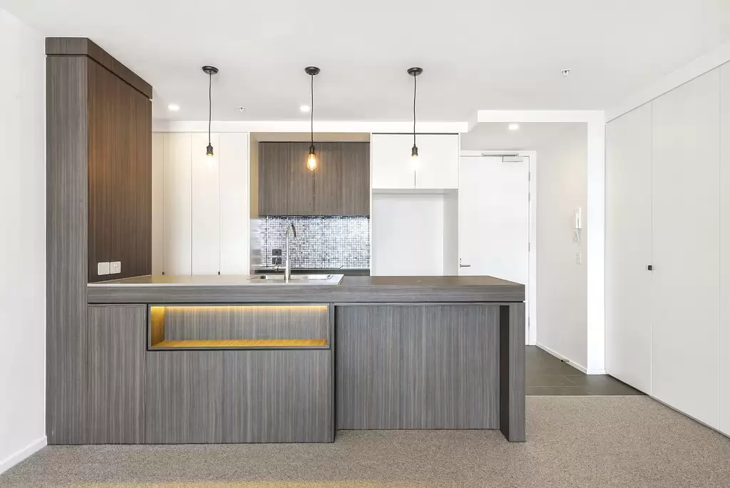 20/31 Queensland Avenue, Broadbeach Leased by  - image 1