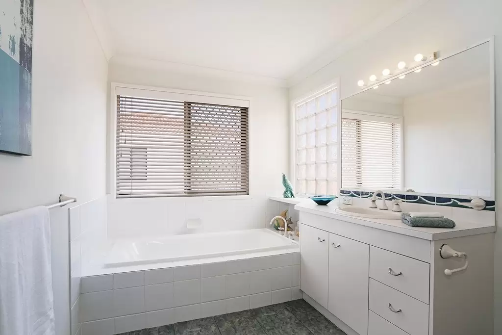 6 'Mountainview' Meadowlake Drive, Carrara Sold by Queensland Sotheby's International Realty - image 1