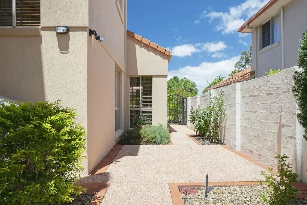 6 'Mountainview' Meadowlake Drive, Carrara Sold by Queensland Sotheby's International Realty - image 1
