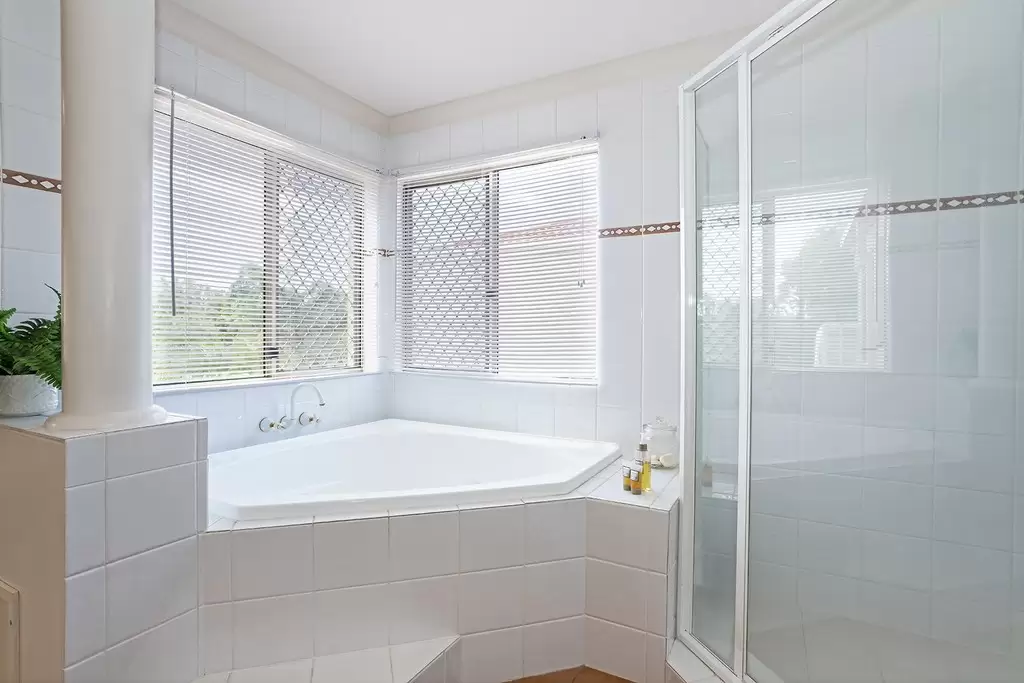 6 'Mountainview' Meadowlake Drive, Carrara Sold by  - image 1