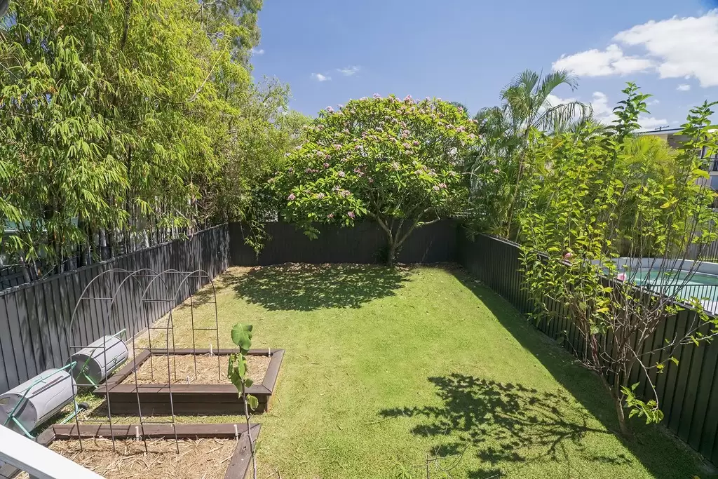 4 Owen Street, Wooloowin Sold by Queensland Sotheby's International Realty - image 1