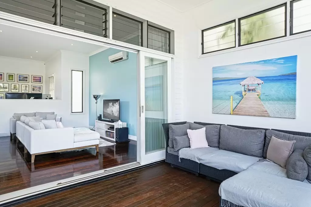 4 Owen Street, Wooloowin Sold by Queensland Sotheby's International Realty - image 1