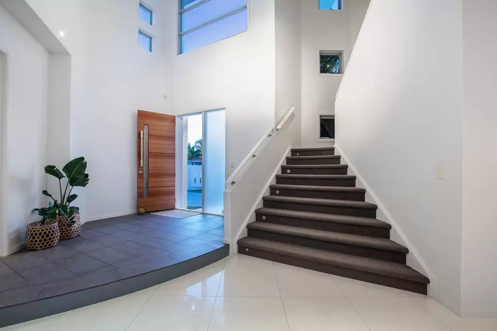 20 Edinburgh Road, Benowa Waters Sold by  - image 1