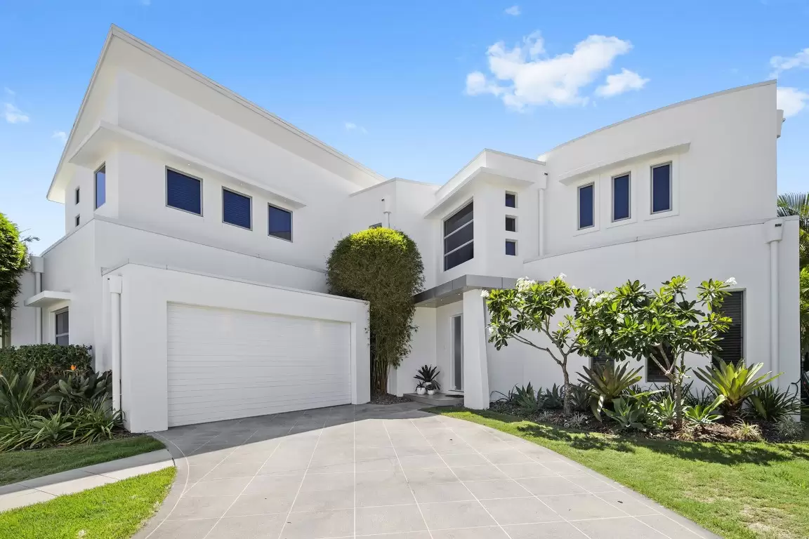 20 Edinburgh Road, Benowa Waters Sold by Queensland Sotheby's International Realty - image 1