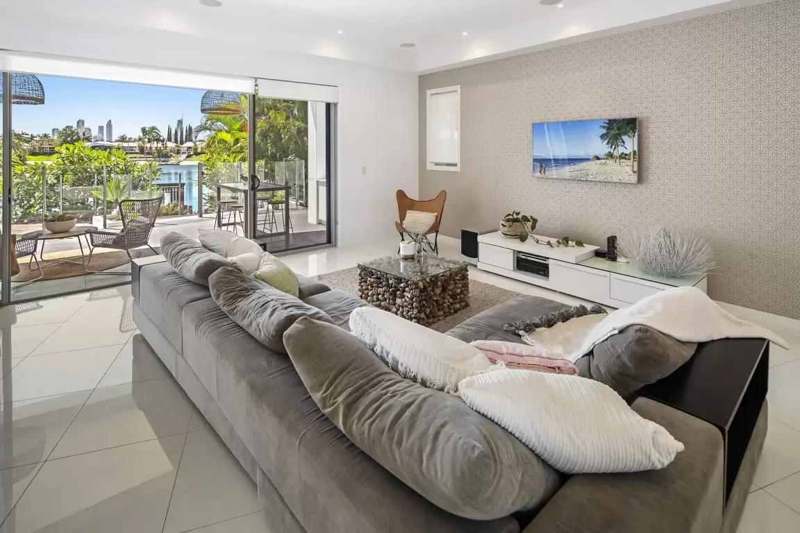20 Edinburgh Road, Benowa Waters Sold by  - image 1
