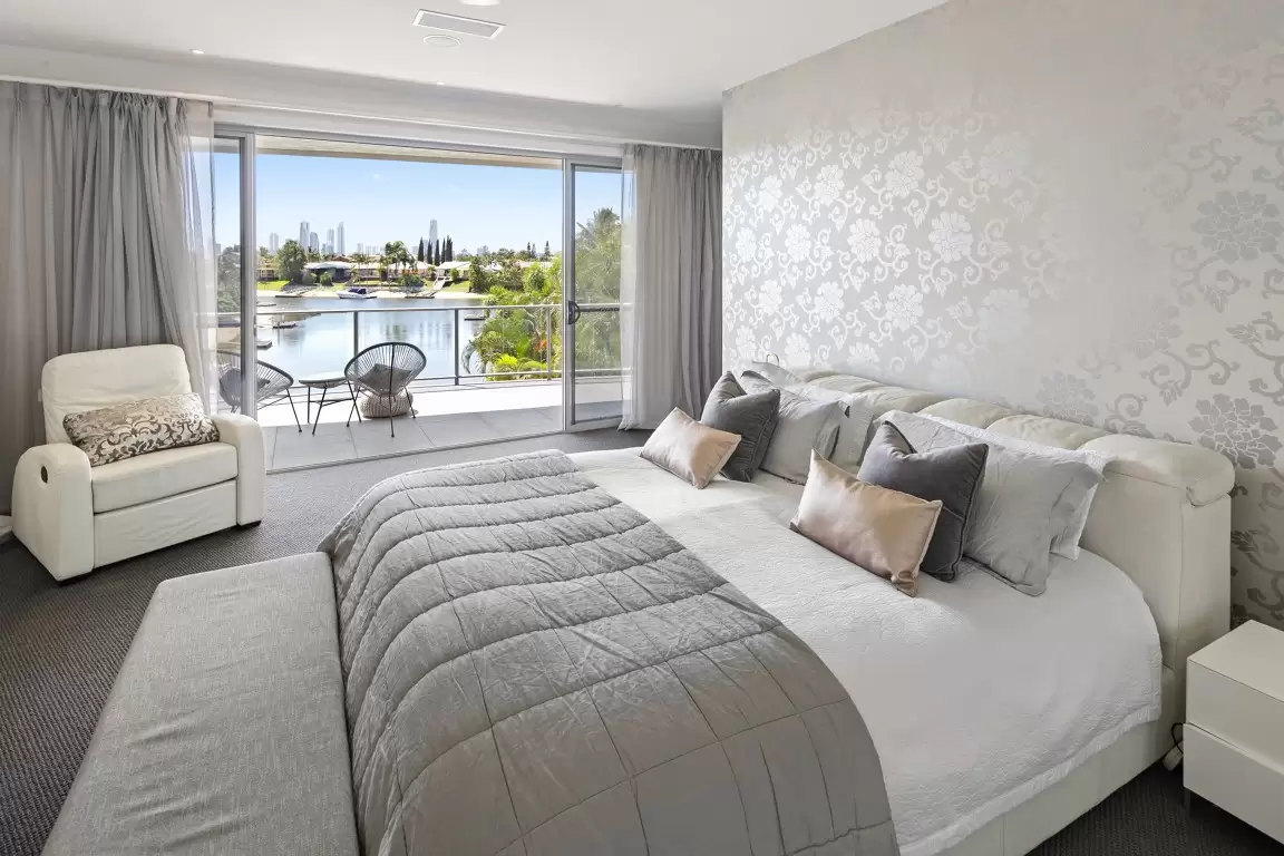 20 Edinburgh Road, Benowa Waters Sold by  - image 1