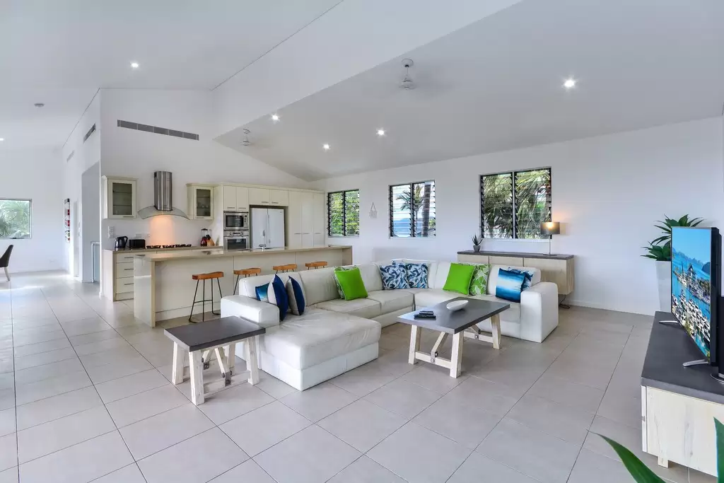 Peninsula 6 18 Whitsunday Boulevard, Hamilton Island Sold by Queensland Sotheby's International Realty - image 1