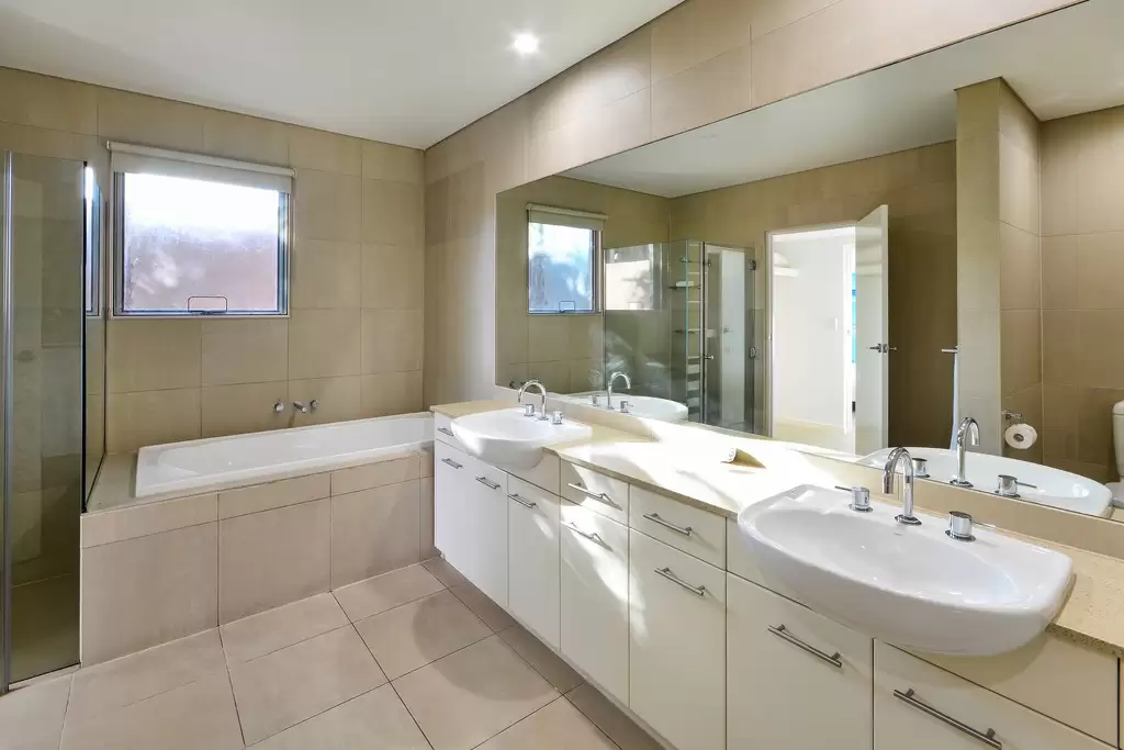 Peninsula 6 18 Whitsunday Boulevard, Hamilton Island Sold by Queensland Sotheby's International Realty - image 1