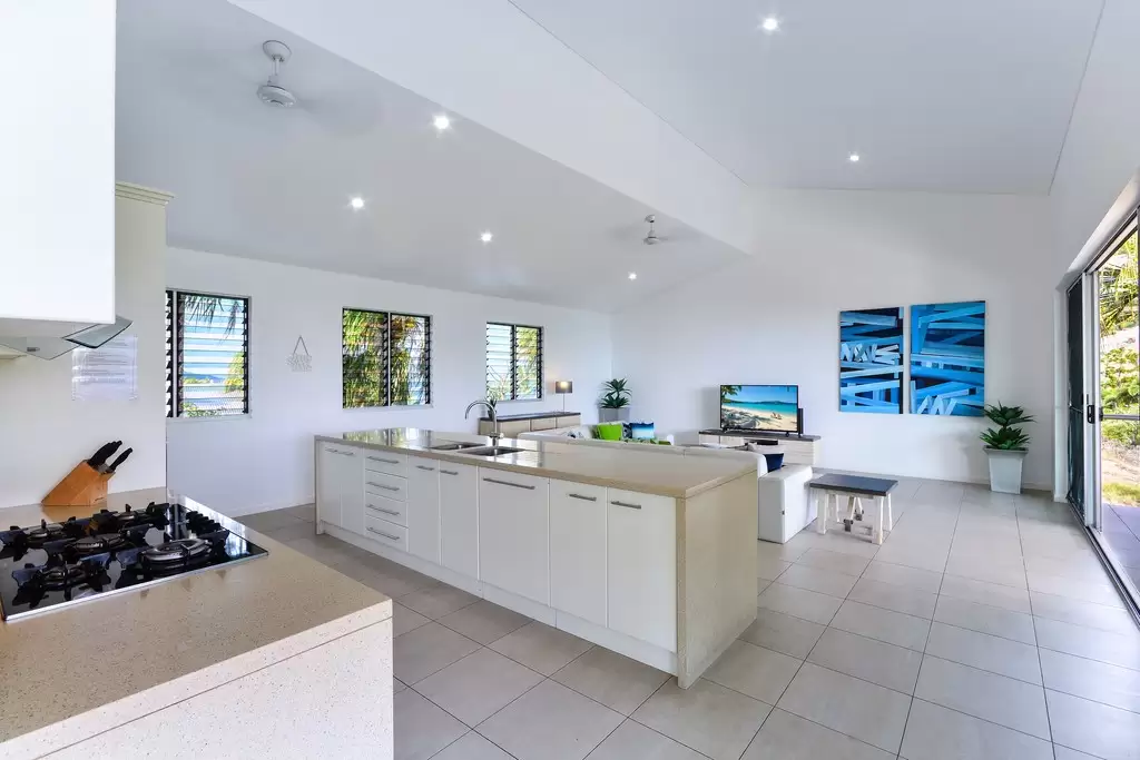 Peninsula 6 18 Whitsunday Boulevard, Hamilton Island Sold by Queensland Sotheby's International Realty - image 1