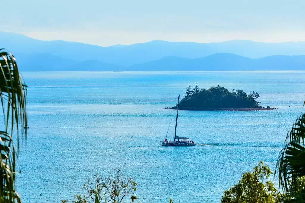 Peninsula 6 18 Whitsunday Boulevard, Hamilton Island Sold by Queensland Sotheby's International Realty - image 1