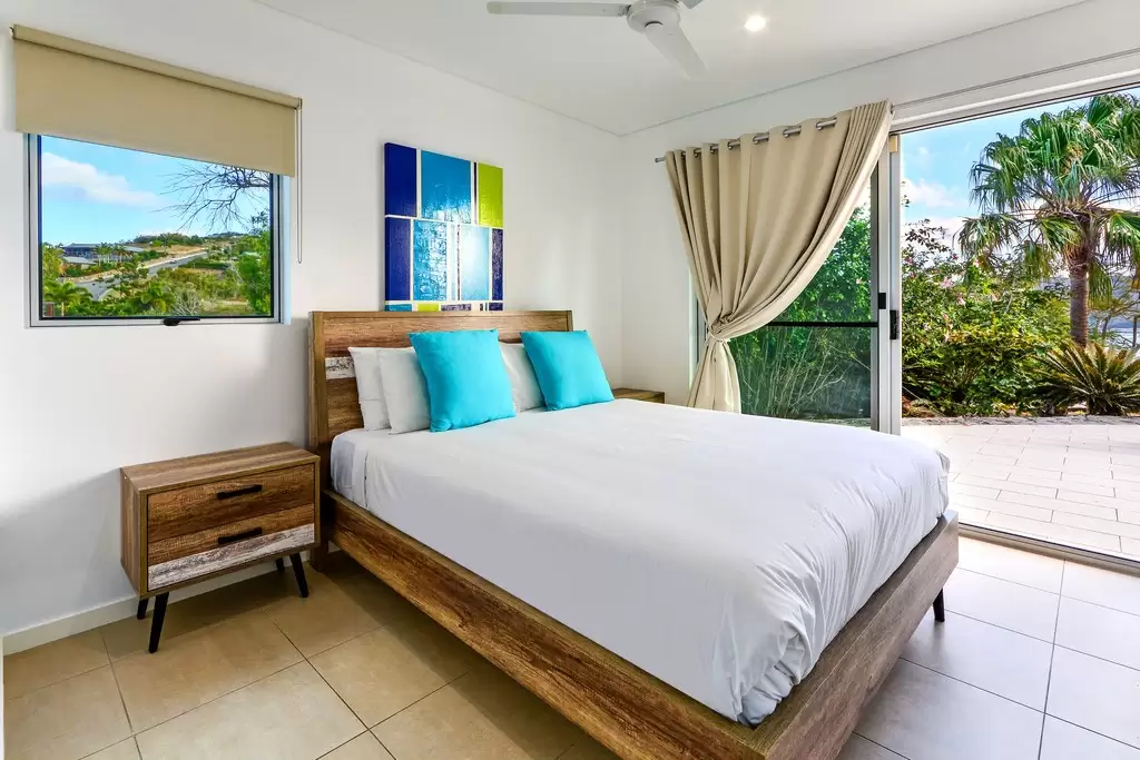 Peninsula 6 18 Whitsunday Boulevard, Hamilton Island Sold by Queensland Sotheby's International Realty - image 1