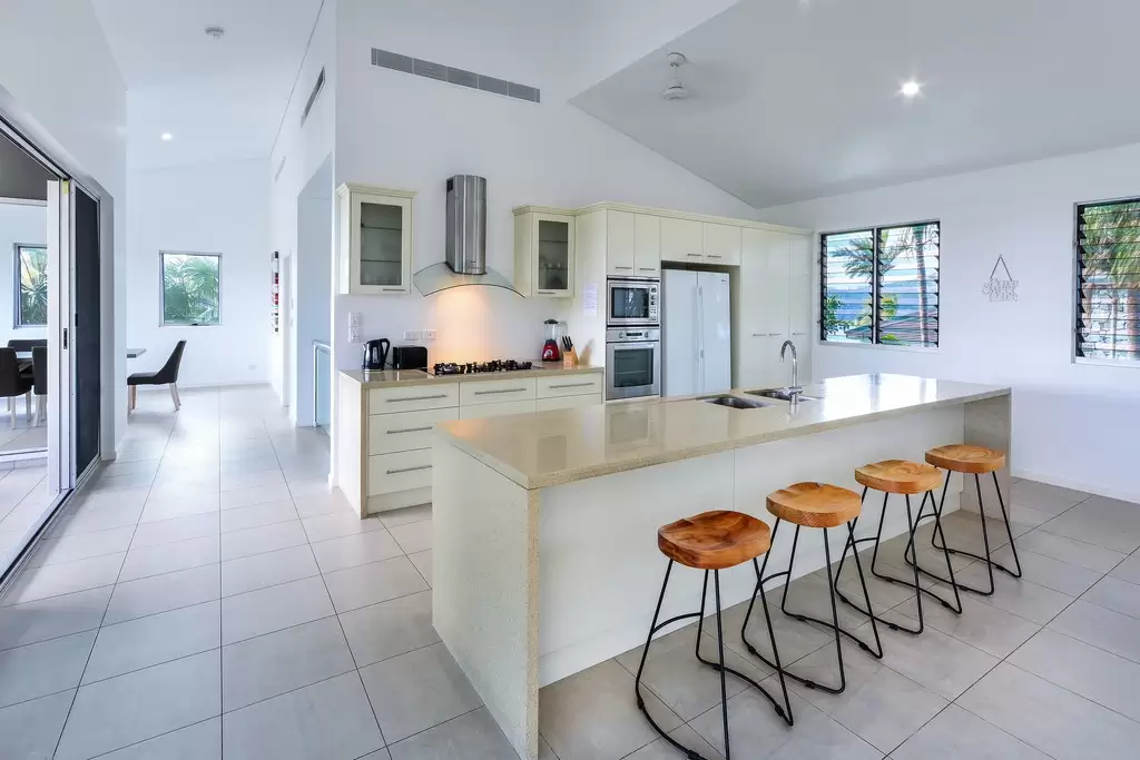 Peninsula 6 18 Whitsunday Boulevard, Hamilton Island Sold by Queensland Sotheby's International Realty - image 1