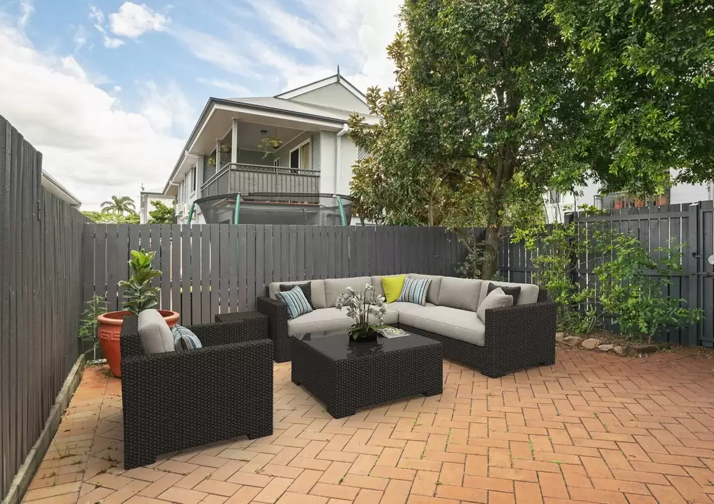 2/45 Morris Street, Wooloowin Sold by Queensland Sotheby's International Realty - image 1