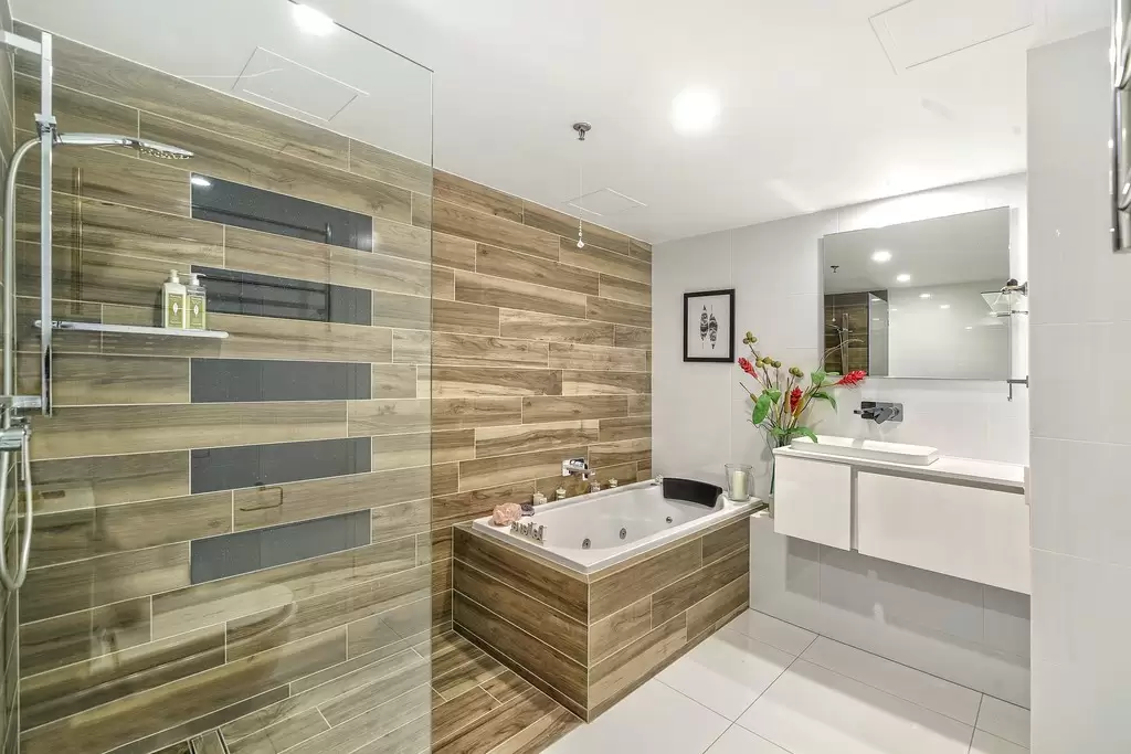 37/3 Tedder Avenue, 'Malibu', Main Beach Sold by  - image 1