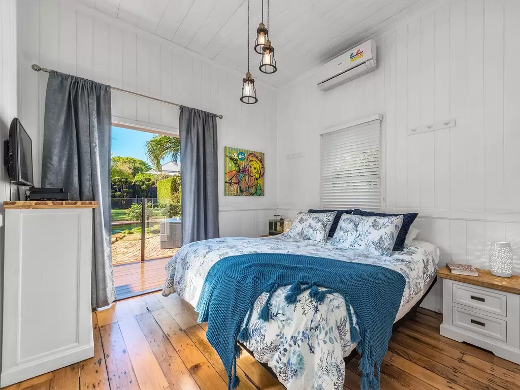 213 Hudson Road, Wooloowin Sold by  - image 1