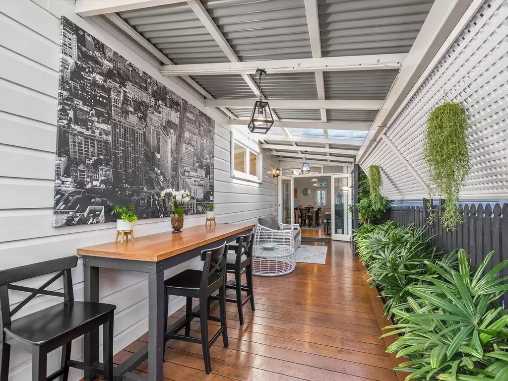 213 Hudson Road, Wooloowin Sold by  - image 1
