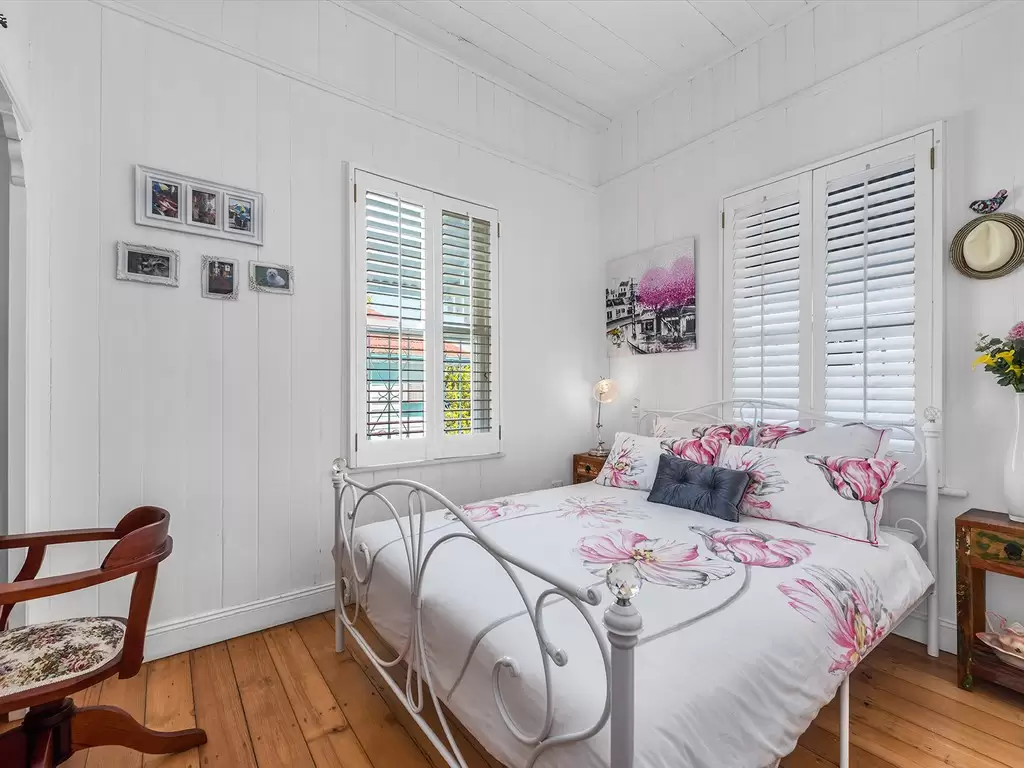 213 Hudson Road, Wooloowin Sold by  - image 1