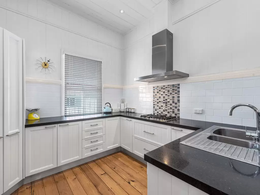 213 Hudson Road, Wooloowin Sold by  - image 1