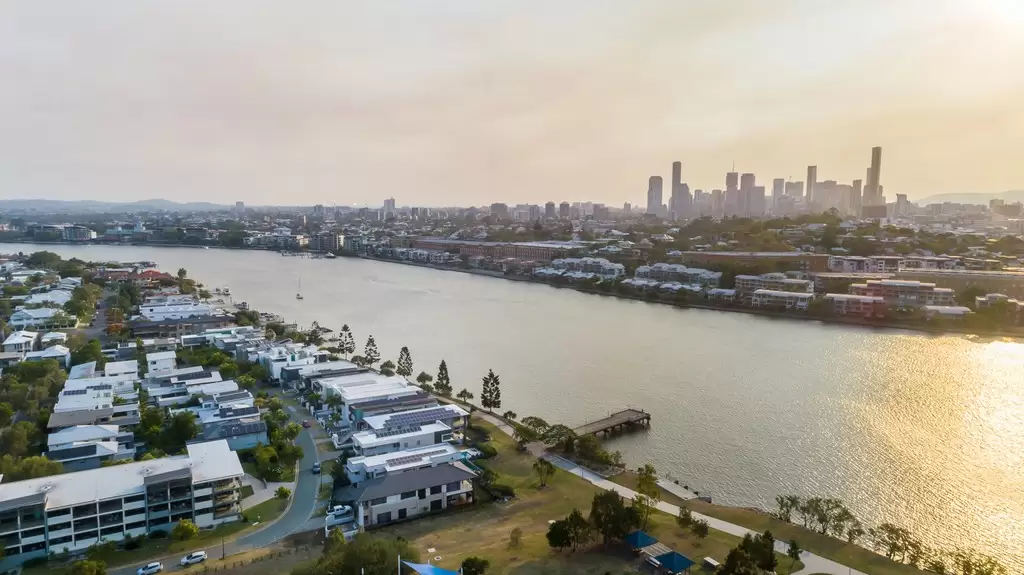 15 Waterline Crescent, Bulimba Sold by Queensland Sotheby's International Realty - image 1