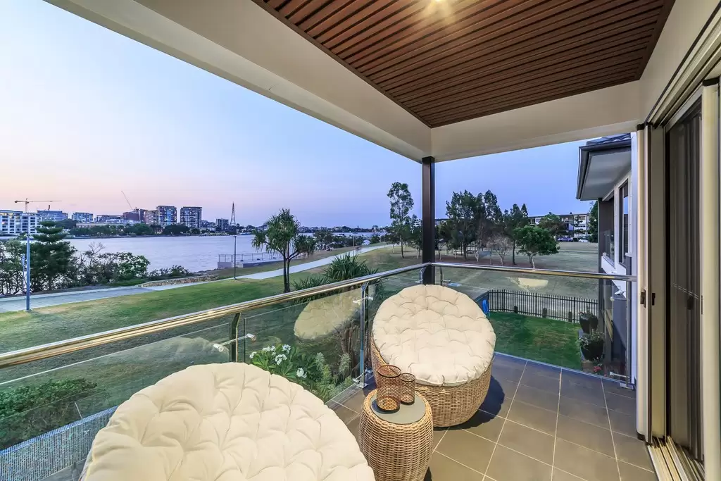 15 Waterline Crescent, Bulimba Sold by Queensland Sotheby's International Realty - image 1