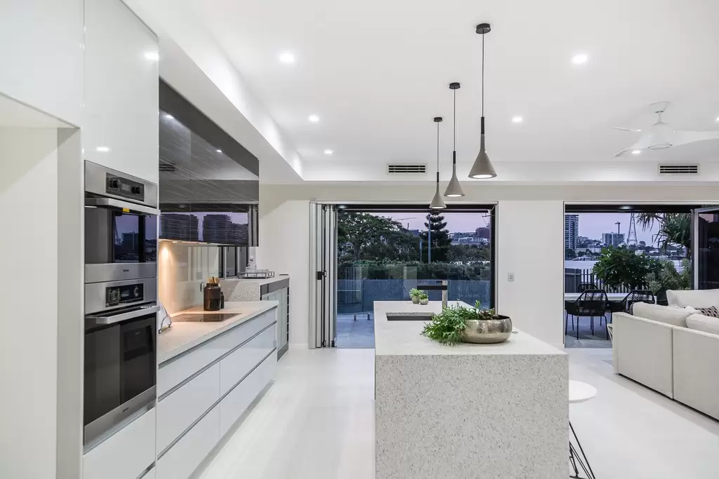 15 Waterline Crescent, Bulimba Sold by  - image 1