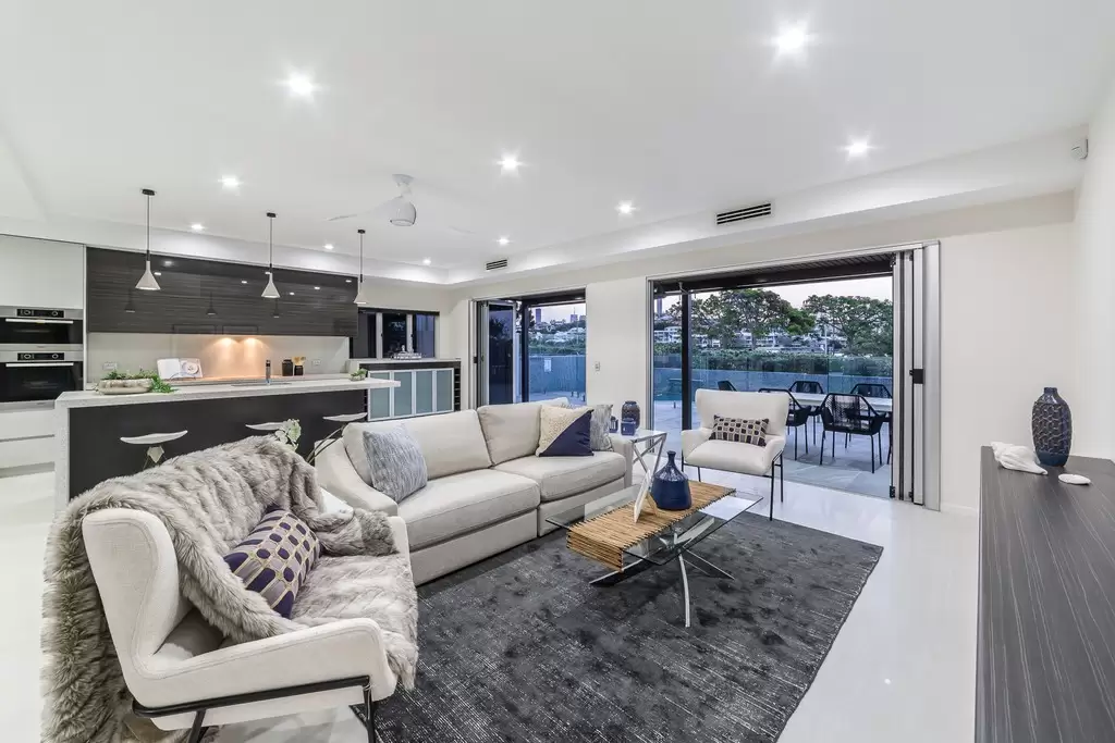 15 Waterline Crescent, Bulimba Sold by Queensland Sotheby's International Realty - image 1