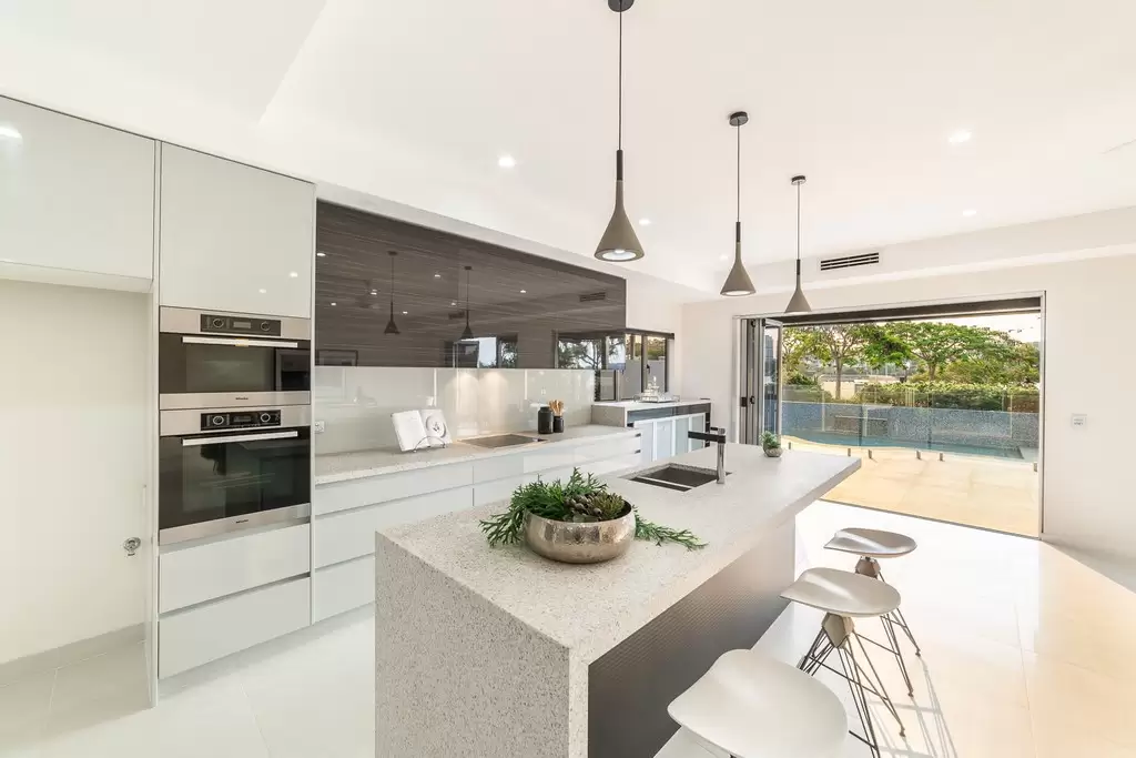 15 Waterline Crescent, Bulimba Sold by Queensland Sotheby's International Realty - image 1