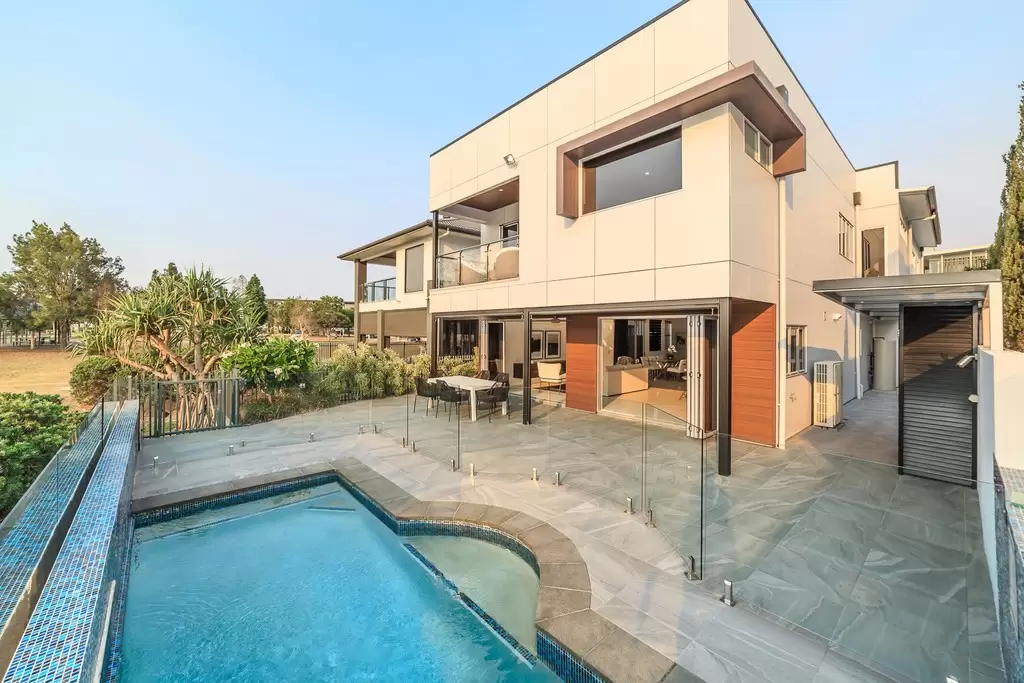 15 Waterline Crescent, Bulimba Sold by  - image 1