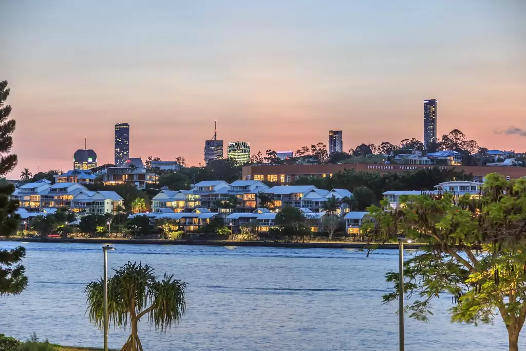 15 Waterline Crescent, Bulimba Sold by Queensland Sotheby's International Realty - image 1