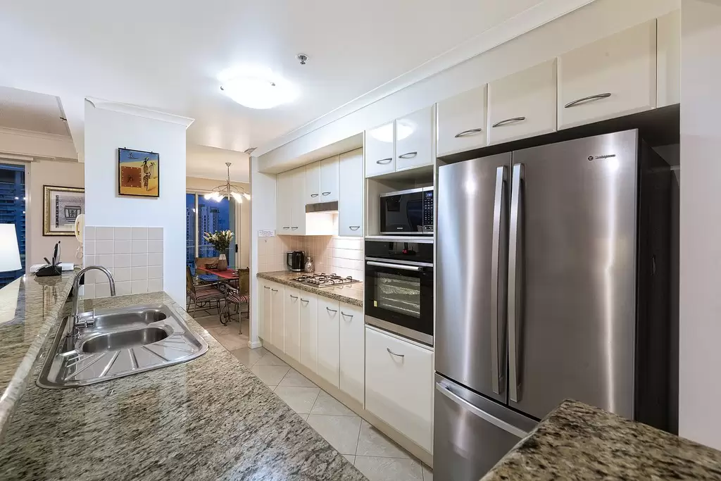 'The Crest', 15 Breaker Street, Main Beach Sold by Queensland Sotheby's International Realty - image 1