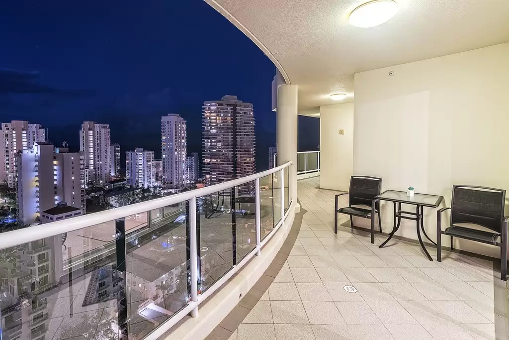 'The Crest', 15 Breaker Street, Main Beach Sold by Queensland Sotheby's International Realty - image 1