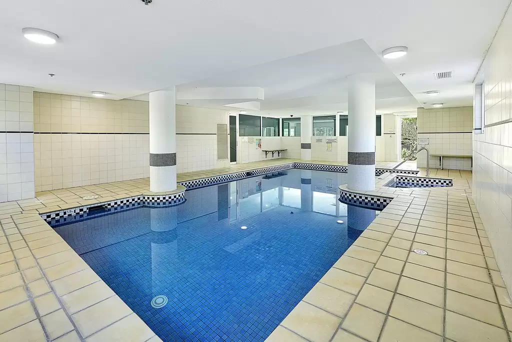 'The Crest', 15 Breaker Street, Main Beach Sold by Queensland Sotheby's International Realty - image 1