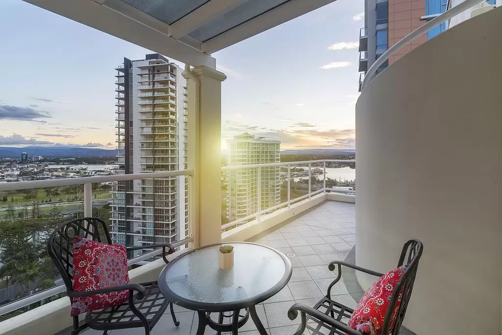 'The Crest', 15 Breaker Street, Main Beach Sold by Queensland Sotheby's International Realty - image 1