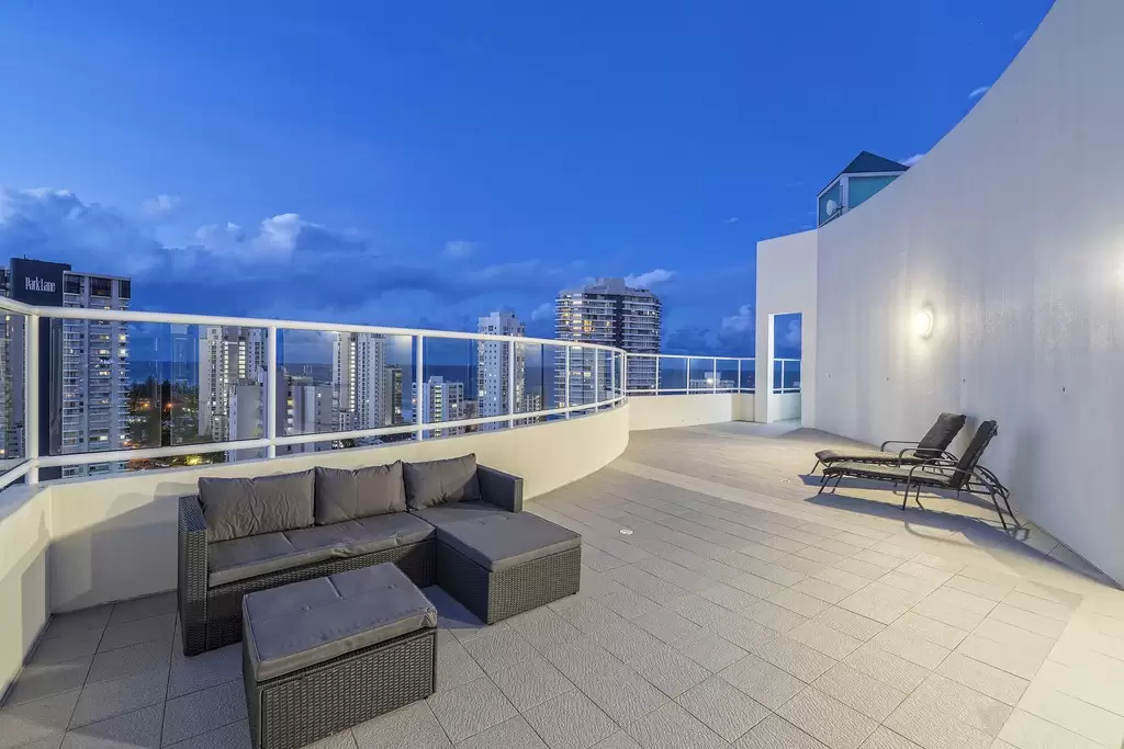 'The Crest', 15 Breaker Street, Main Beach Sold by Queensland Sotheby's International Realty - image 1