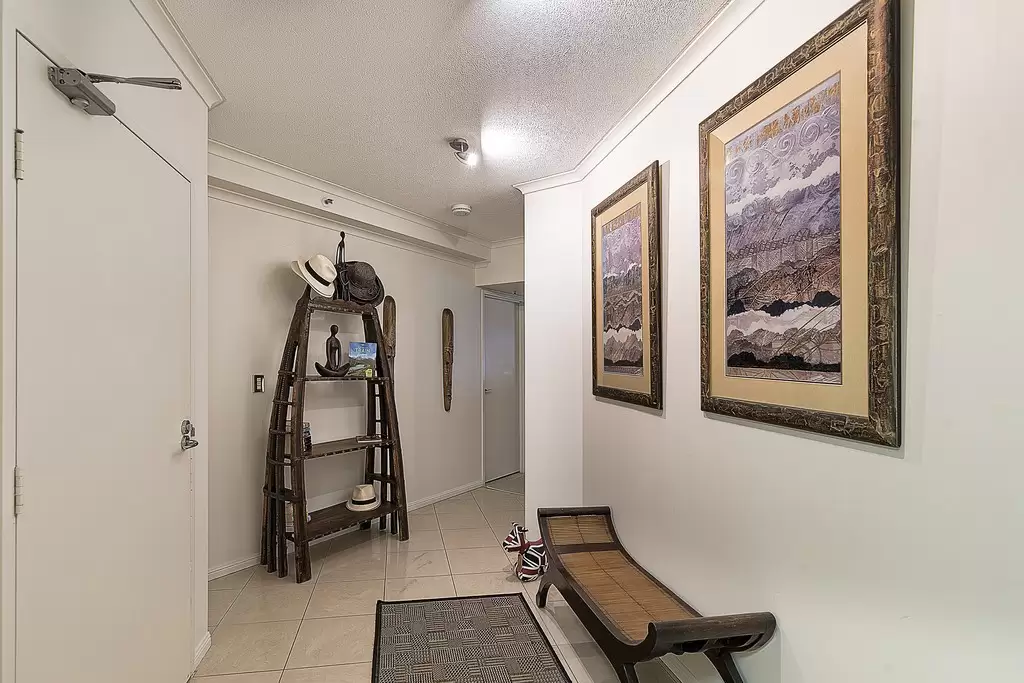'The Crest', 15 Breaker Street, Main Beach Sold by Queensland Sotheby's International Realty - image 1