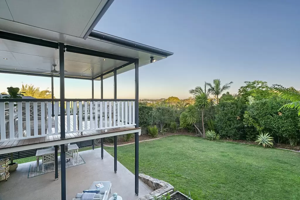 76 Armfield Street, Stafford Sold by Queensland Sotheby's International Realty - image 1