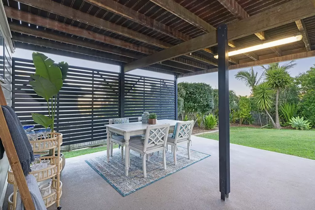 76 Armfield Street, Stafford Sold by Queensland Sotheby's International Realty - image 1