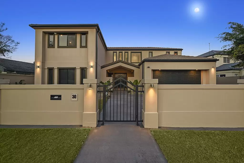 30 Edinburgh Road, Benowa Waters Sold by Queensland Sotheby's International Realty - image 1