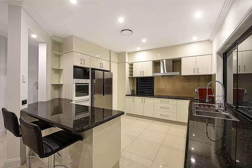 30 Edinburgh Road, Benowa Waters Sold by Queensland Sotheby's International Realty - image 1