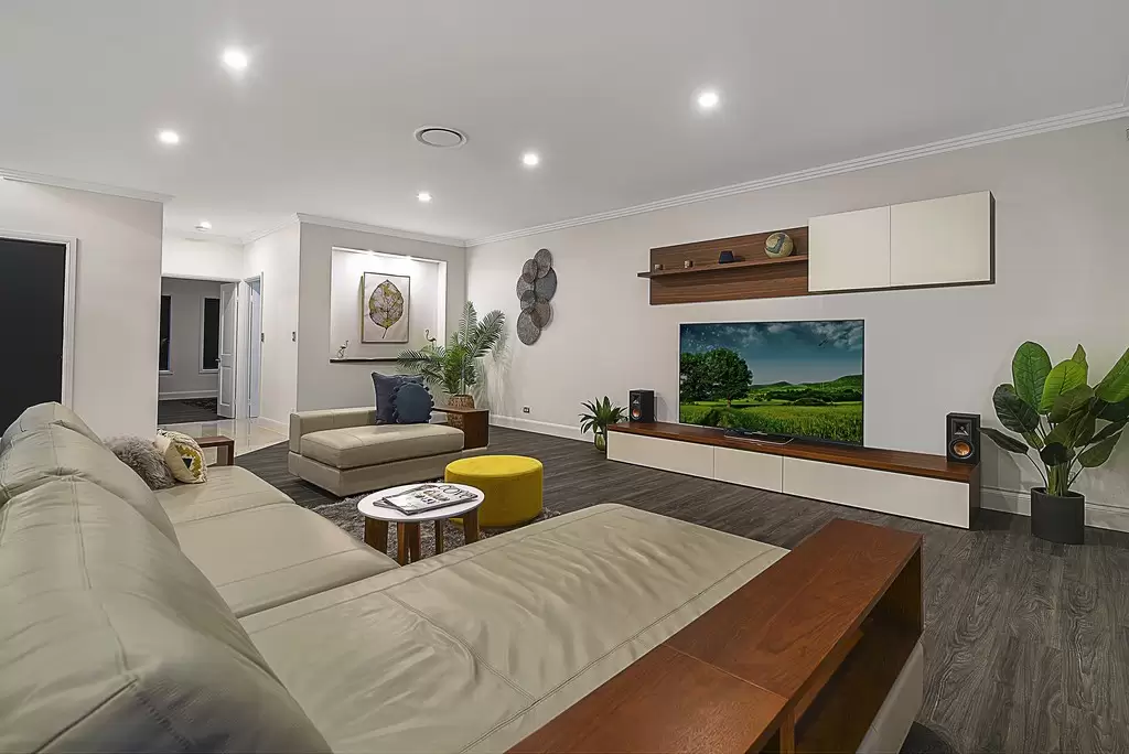 30 Edinburgh Road, Benowa Waters Sold by Queensland Sotheby's International Realty - image 1