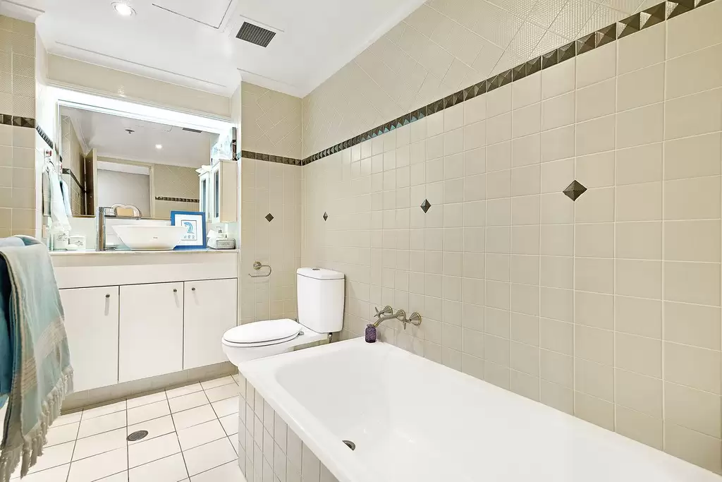 93/2 'Atlantis East' Admiralty Drive, Paradise Waters Sold by  - image 1