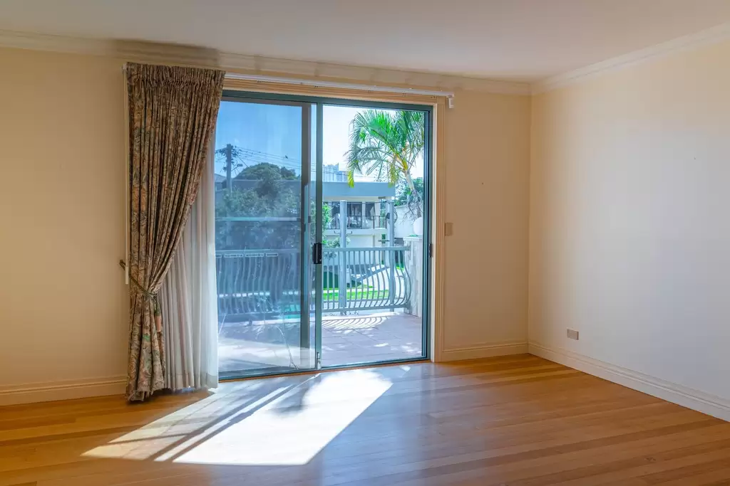 2/197 Stanhill Drive, Chevron Island Sold by Queensland Sotheby's International Realty - image 1