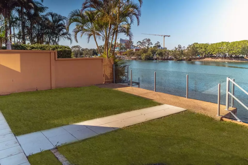 2/197 Stanhill Drive, Chevron Island Sold by Queensland Sotheby's International Realty - image 1